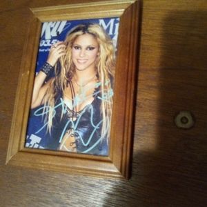 Celebrity  Autography and picture Authentic Shakira
